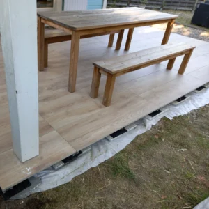 Photo d'une terrasse sur plots, avec du carrelage extérieur aspect bois.