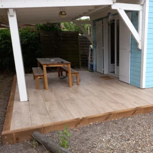Photo d'une terrasse sur plots, avec du carrelage extérieur aspect bois.