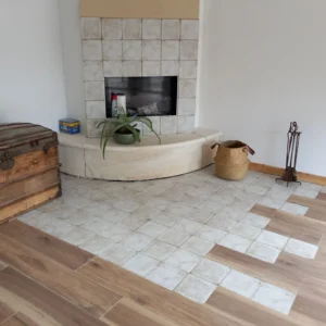 Photo de carrelage blanc et bois autour d'une cheminée.