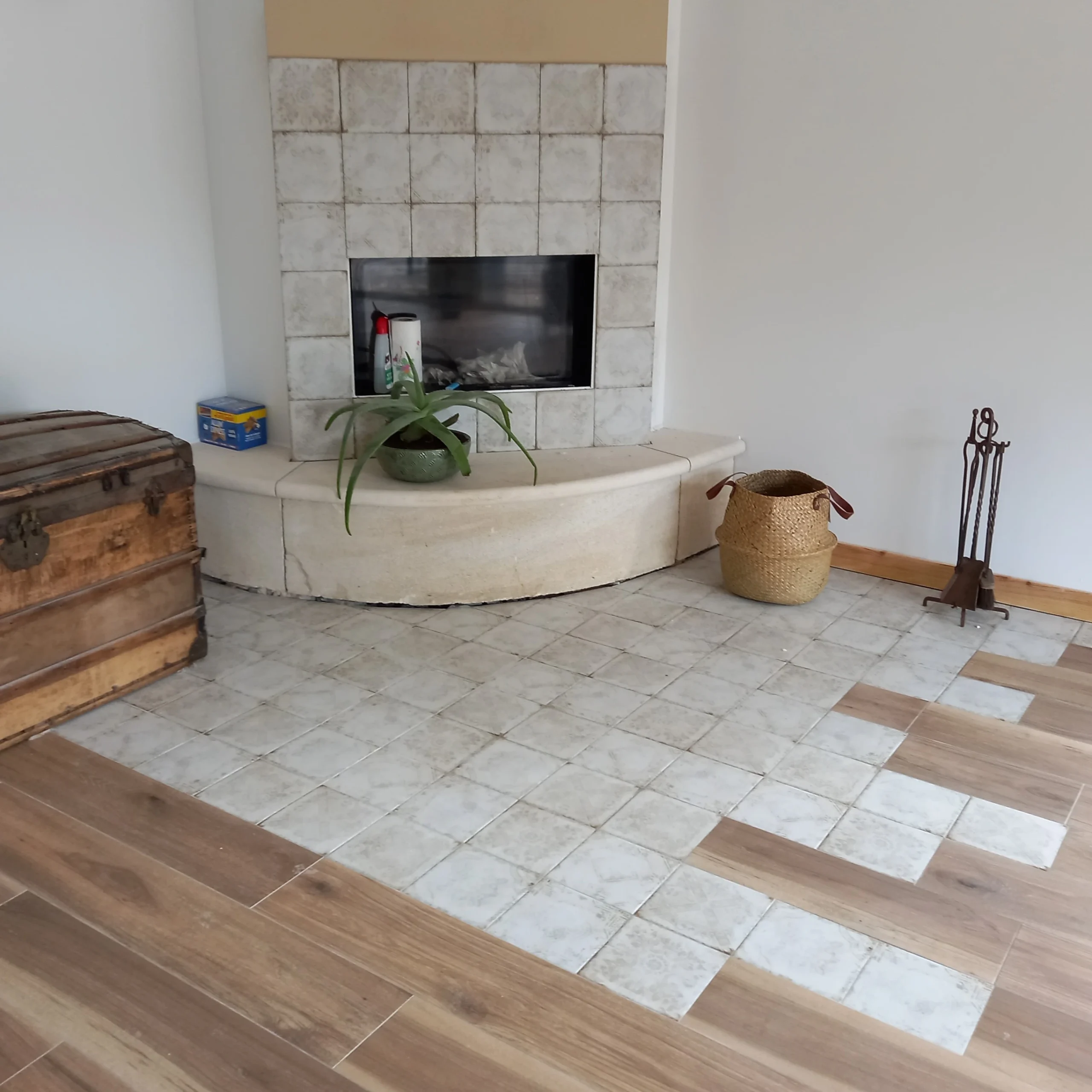 Photo de carrelage blanc et bois autour d'une cheminée.