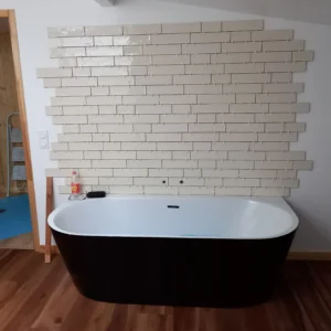 Photo de carrelage blanc au dessus d'une baignoire.