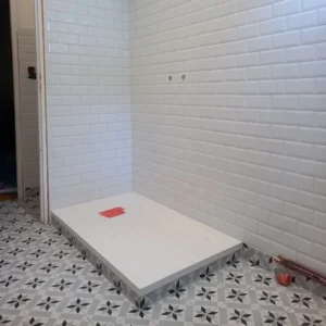 Photo d'une salle de bain avec du carrelage blanc et aspect carreau de ciment.
