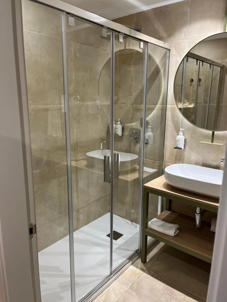 Photo d'une paroi de douche.