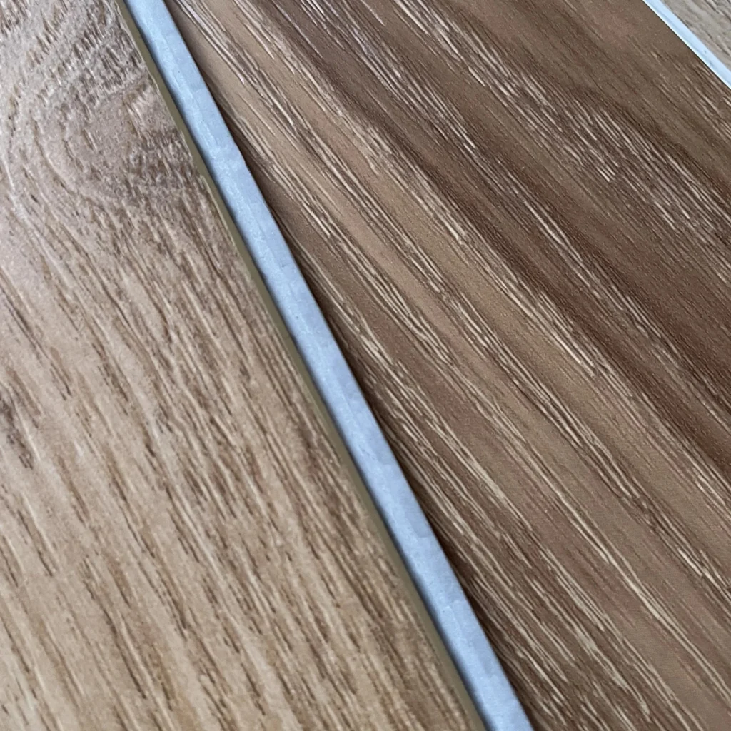 Photo d'échantillons de sols vinyles aspect bois.