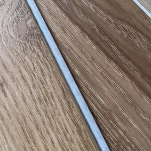 Photo d'échantillons de sols vinyles aspect bois.