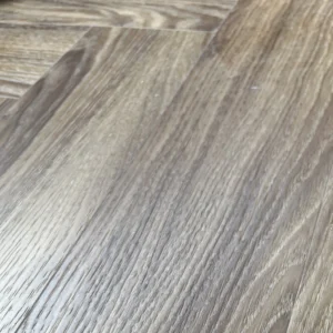 Photo d'un sol vinyle aspect bois, en chevron.