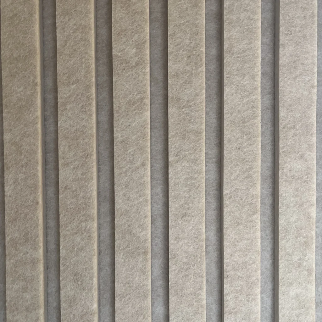 Photo d'un mur décoratif acoustique blanc.