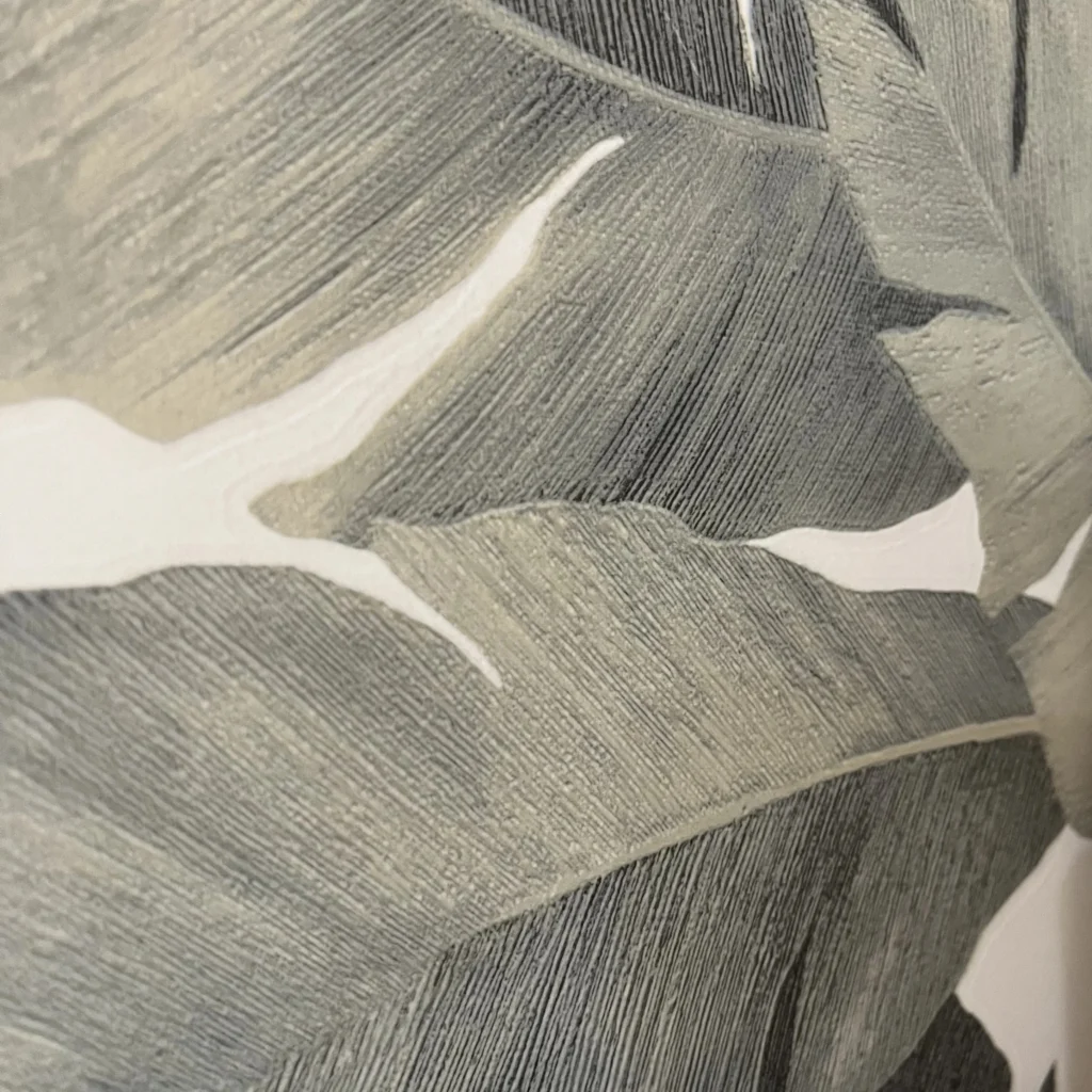 Photo d'une faïence avec des motifs de feuilles.