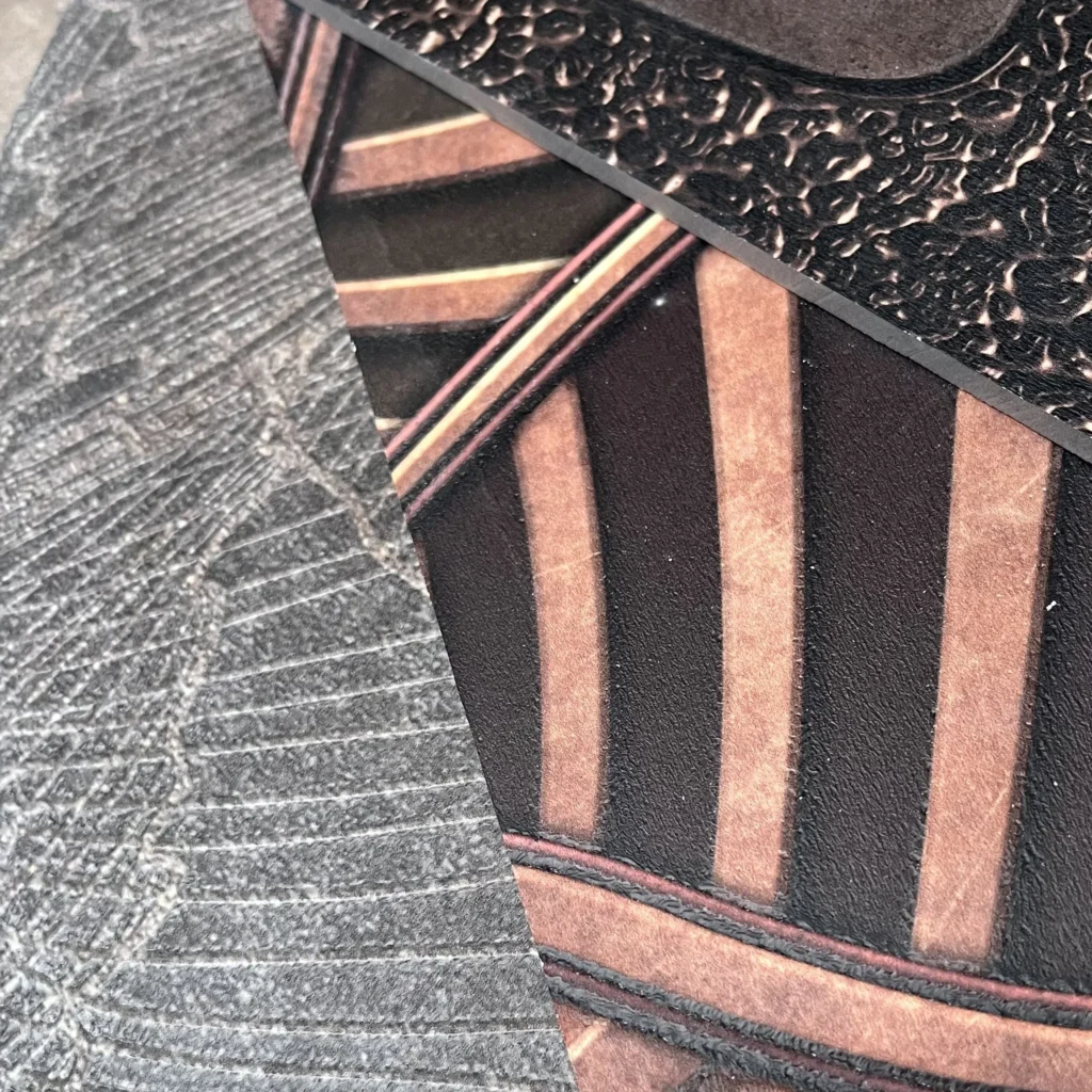 Photo d'échantillons de murs décoratifs fleuris.