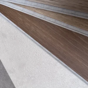 Photo d'échantillons de sols vinyles aspect bois et pierres.