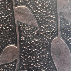 Photo d'un mur décoratif fleuri.