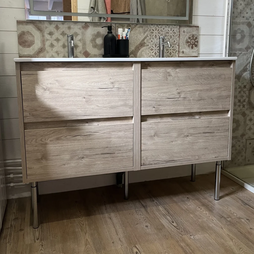 Photo d'un meuble de salle de bain, aspect bois.