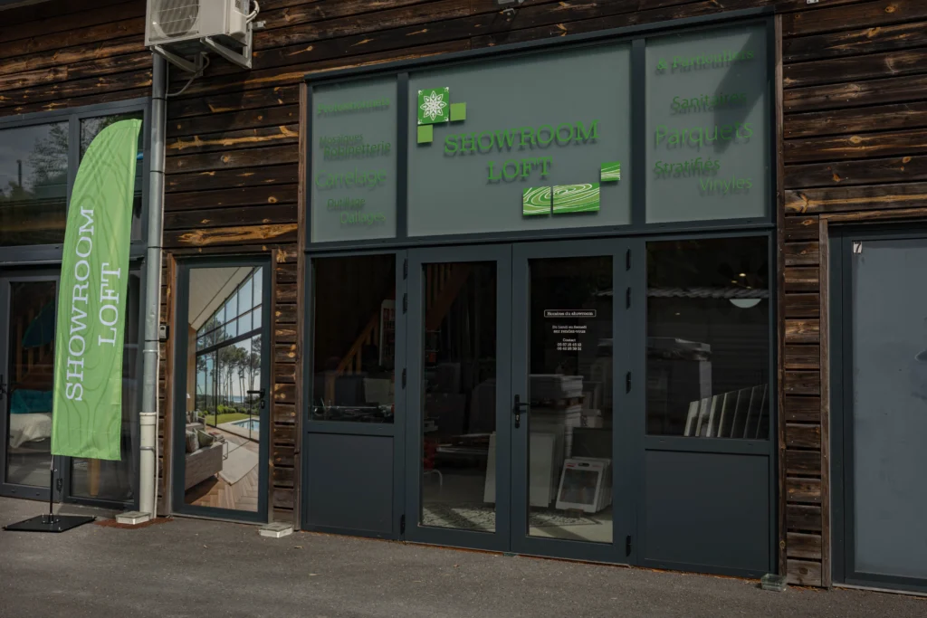 Photo de la devanture Showroom Loft avec le drapeau de l'enseigne.