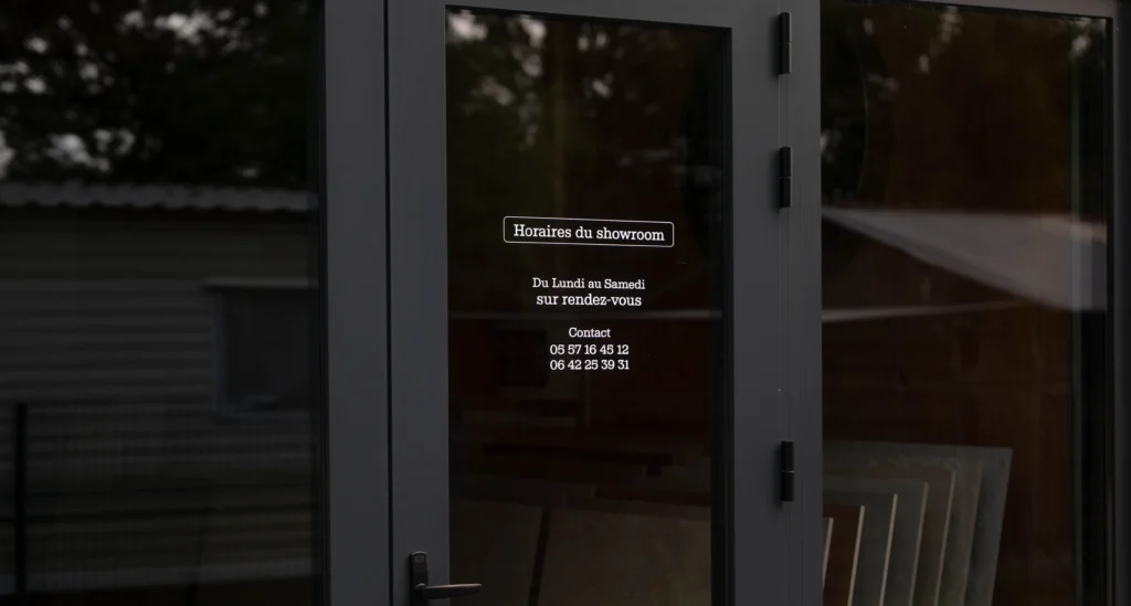Horaires et numéros de téléphone de notre showroom.