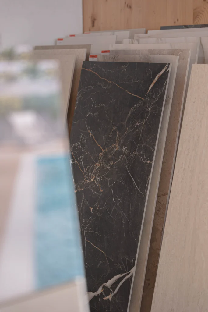 Photo de carrelage aspect marbre.