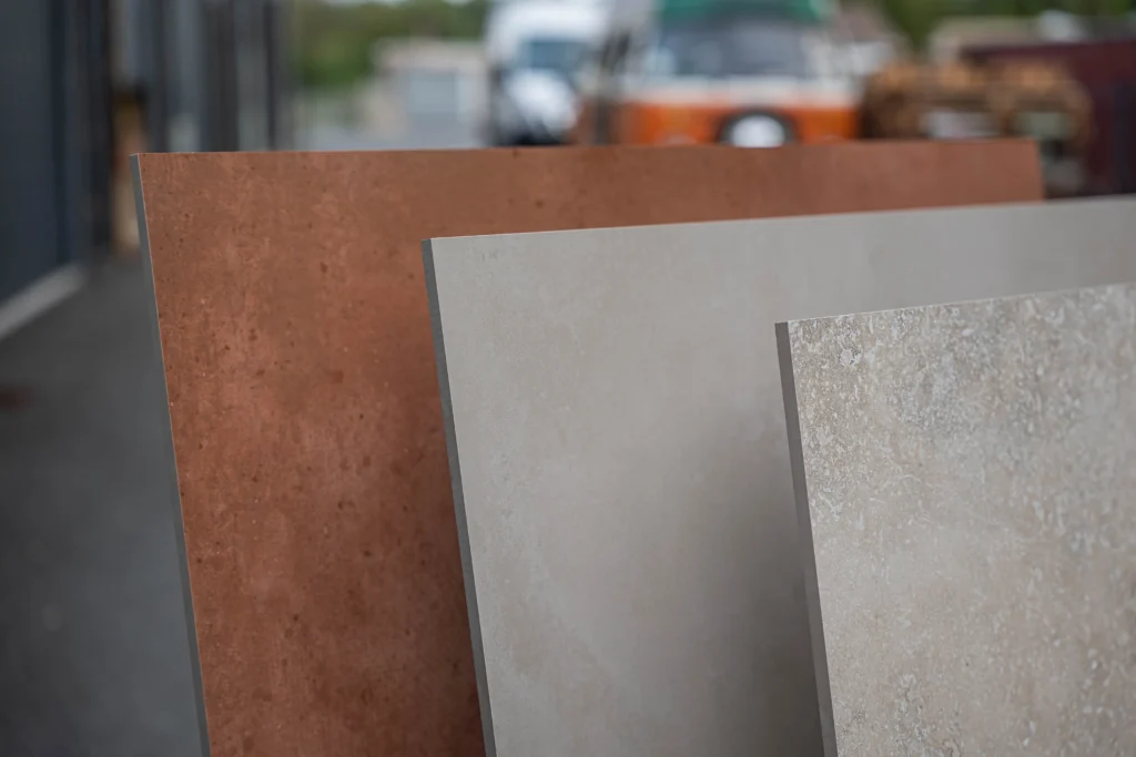 Photo de carrelage gris et terracotta.