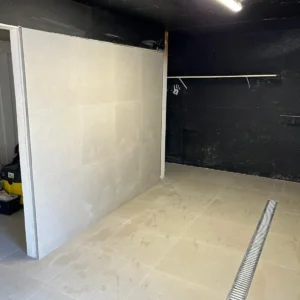 Photo d'une cuisine professionnelle avec du carrelage gris clair.