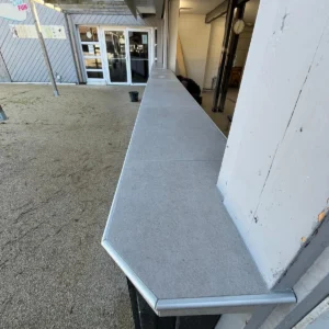 Photo du comptoir d'une cuisine professionnelle avec du carrelage gris clair.