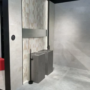 Photo d'une salle de bain avec du carrelage gris.