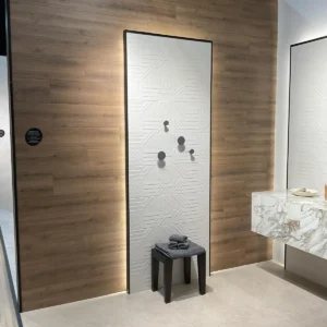 Photo d'une salle de bain avec du carrelage aspect bois et marbre.