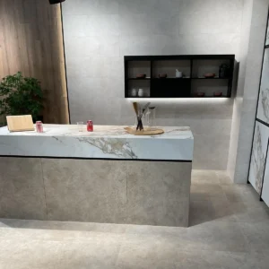 Photo d'une cuisine avec du carrelage gris et aspect marbre.