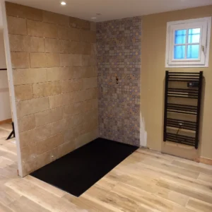 Photo d'une salle de bain avec du carrelage mural, aspect pierre naturel et carreau de ciment.