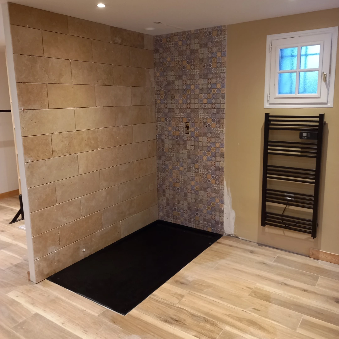 Photo d'une salle de bain avec du carrelage mural, aspect pierre naturel et carreau de ciment.