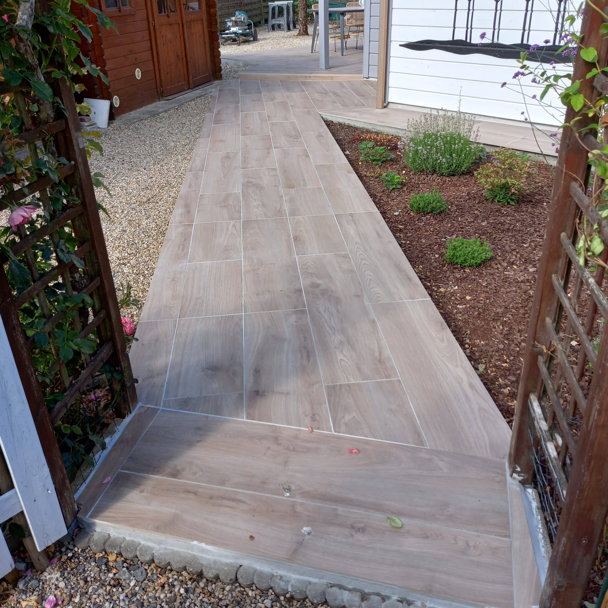 Terrasse en carrelage extérieur.