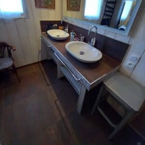 Vasque et sol en carrelage couleur marron.