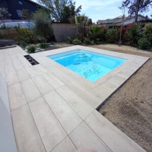 Photos d'une terrasse et tour de piscine en carrelage extérieur sur plots.