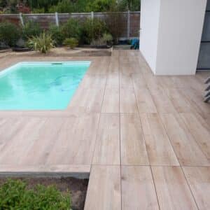 Photos d'une terrasse et tour de piscine en carrelage extérieur.