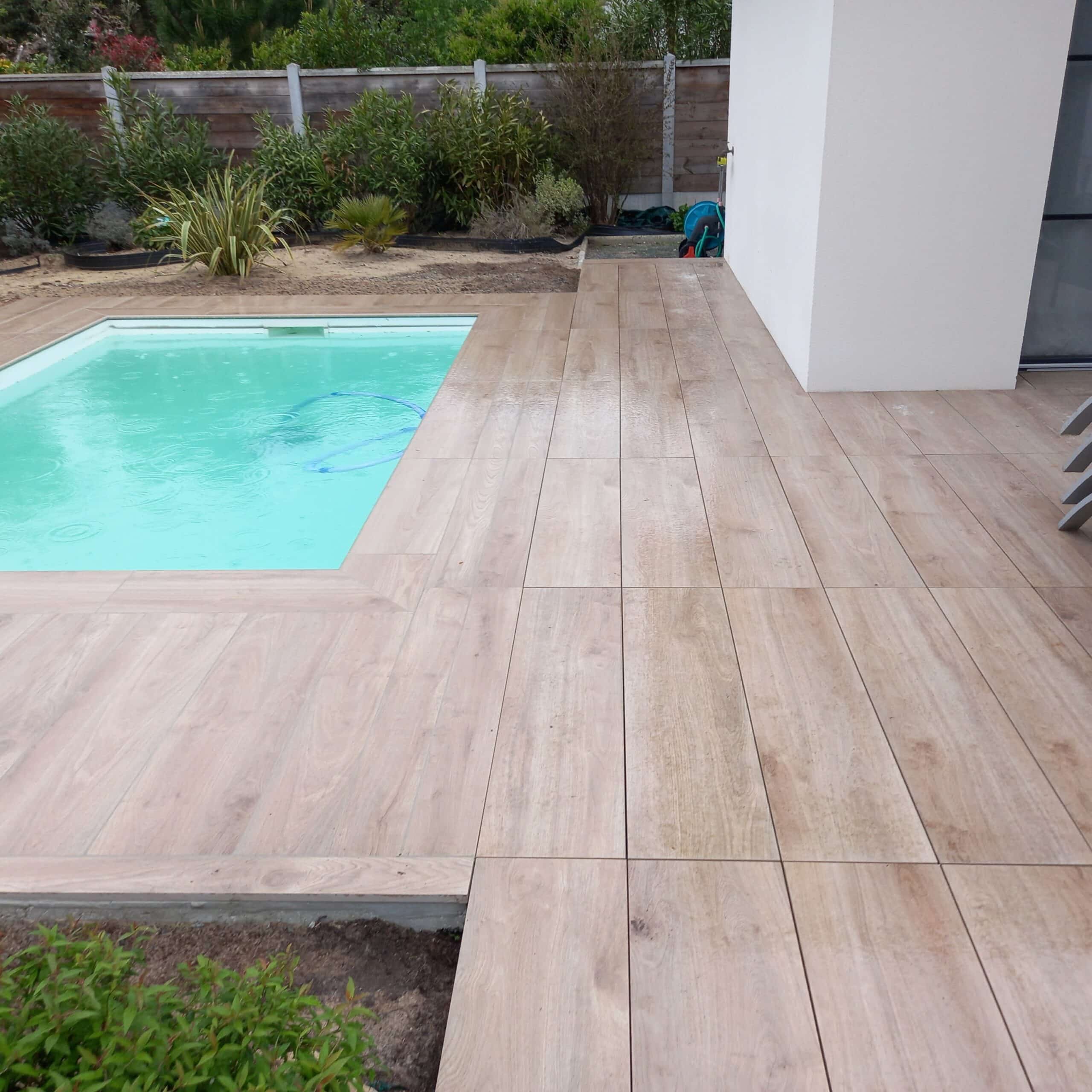 Photos d'une terrasse et tour de piscine en carrelage extérieur.