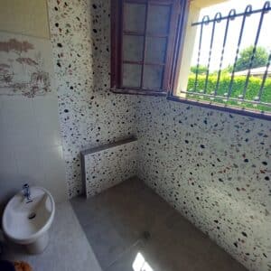 Photo d'une salle de bain avec du carrelage.